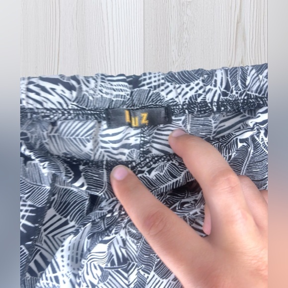 LUZ Women’s Sheer Flowy Tropical Shorts - Picture 4 of 7